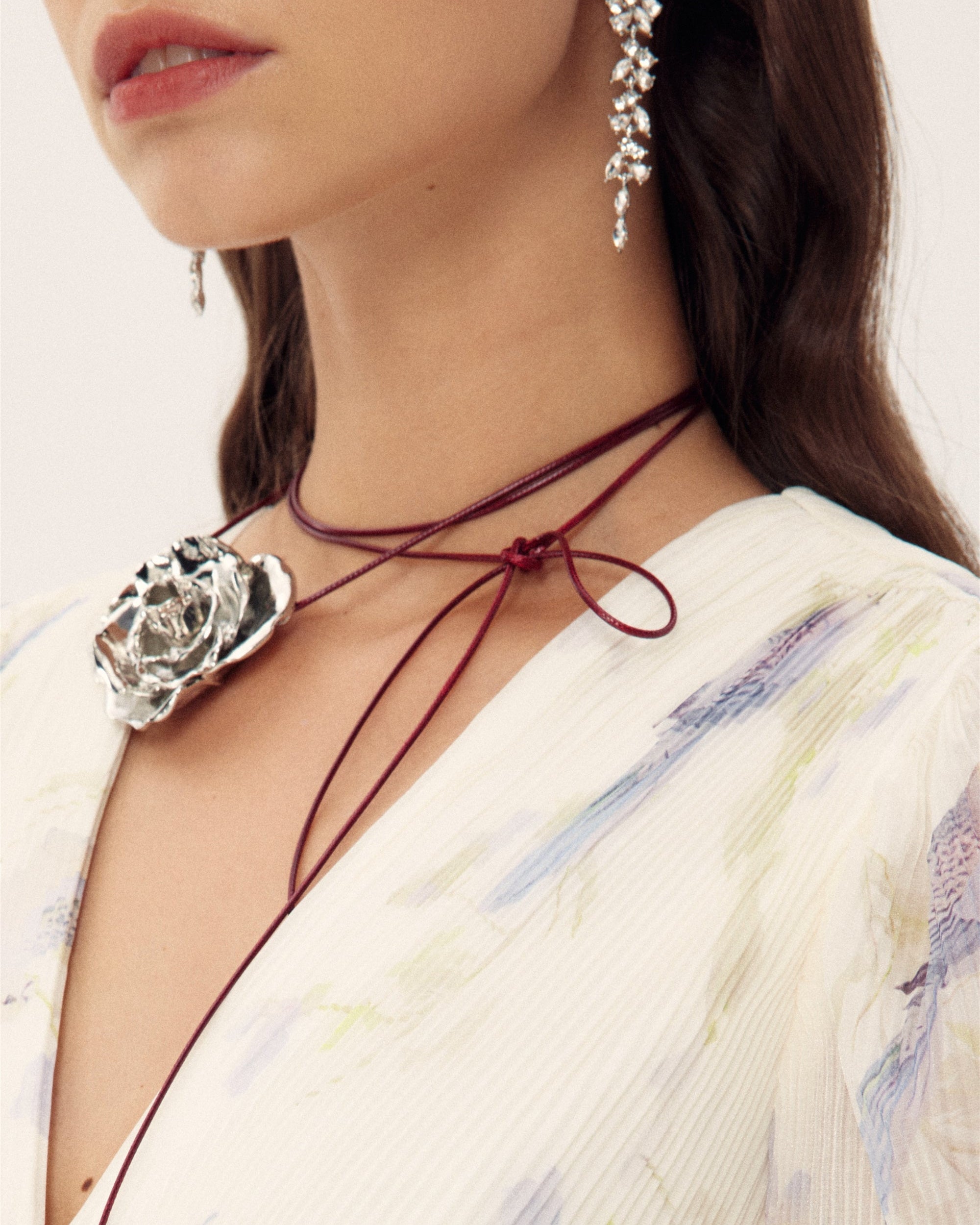 Collana girocollo con ciondolo a forma di fiore in lega