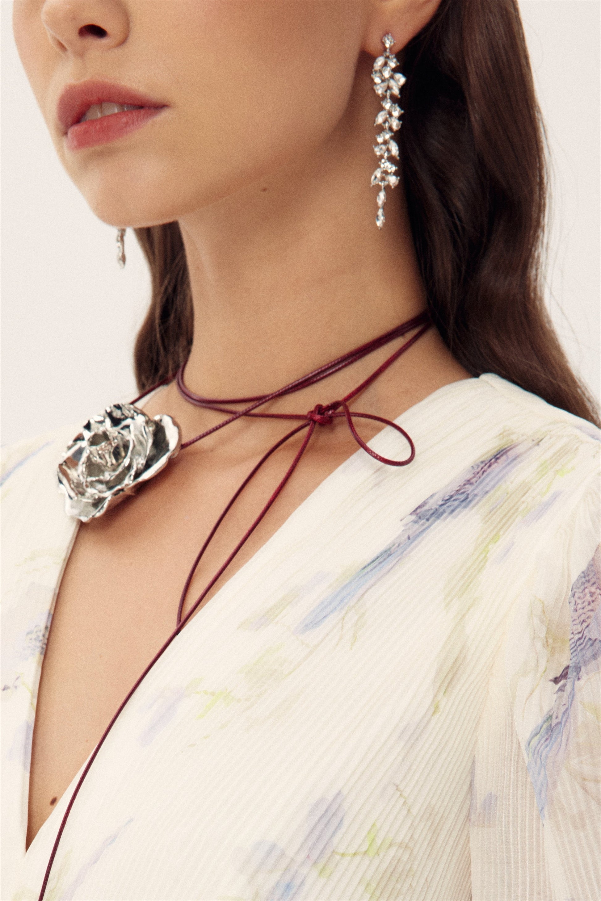 Collana girocollo con ciondolo a forma di fiore in lega