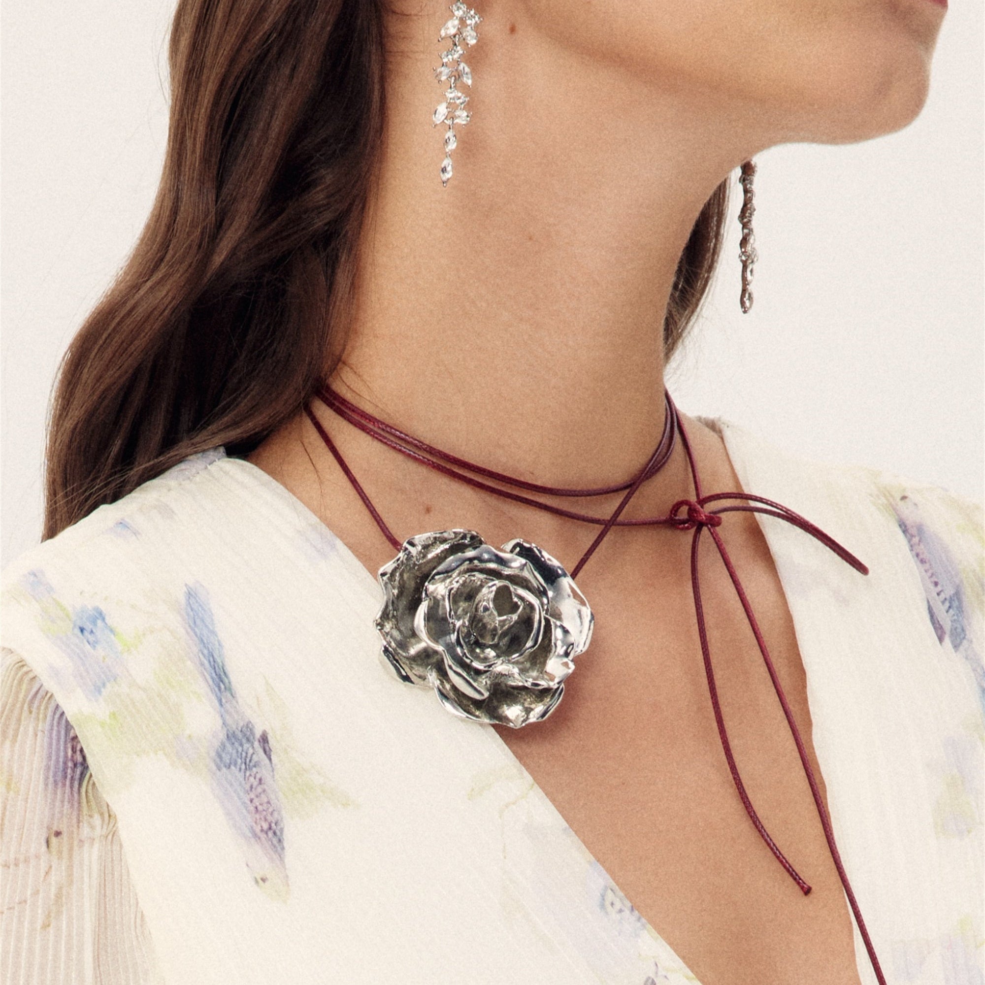 Collana girocollo con ciondolo a forma di fiore in lega