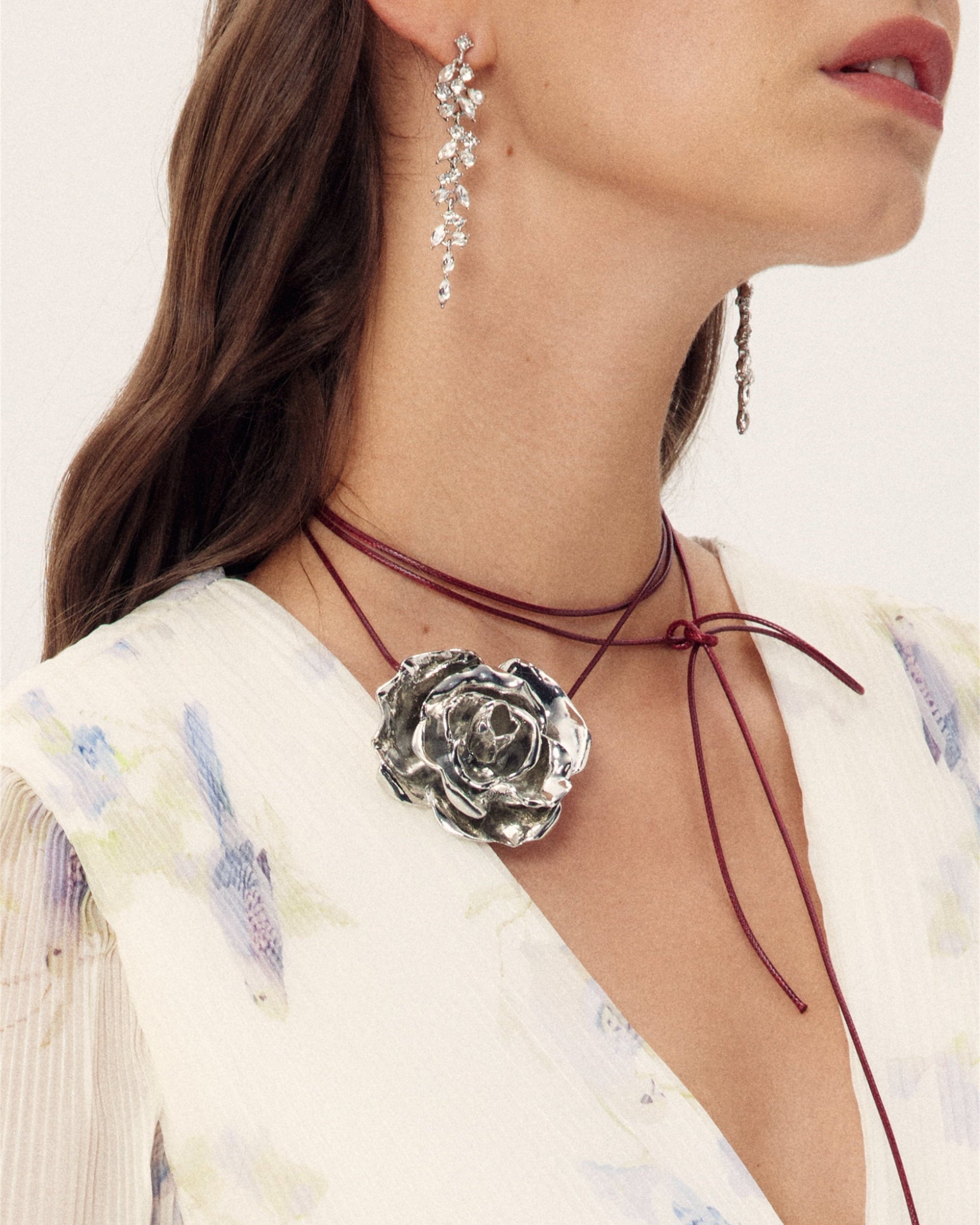 Collana girocollo con ciondolo a forma di fiore in lega