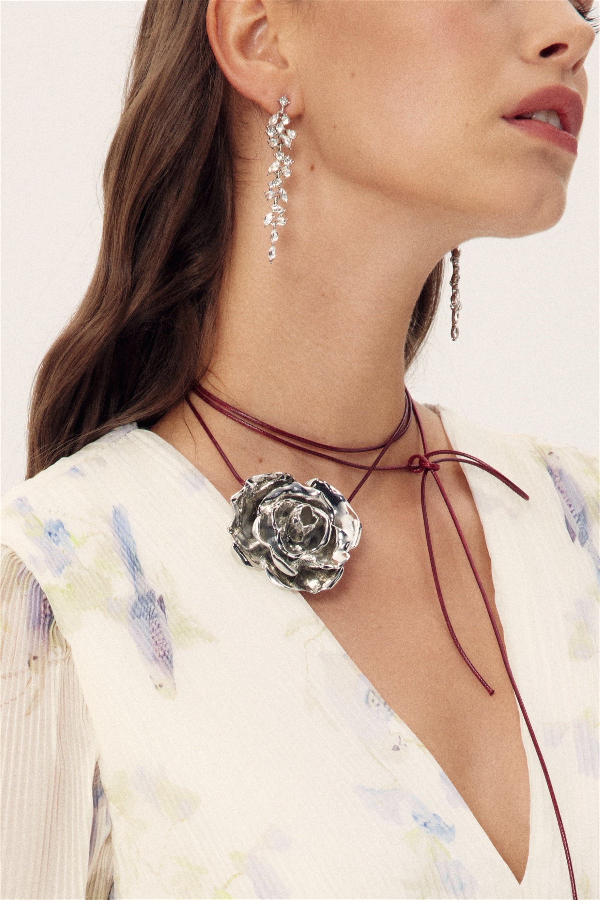 Collana girocollo con ciondolo a forma di fiore in lega