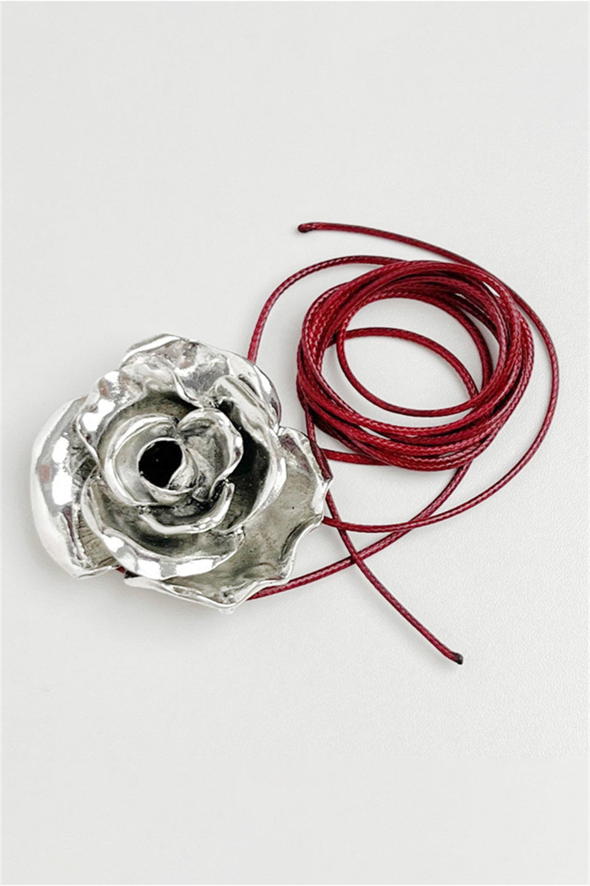 Collana girocollo con ciondolo a forma di fiore in lega