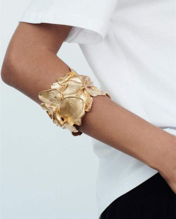 Bracciale con fiori testurizzati metallici