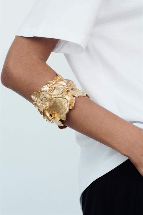 Bracciale con fiori testurizzati metallici